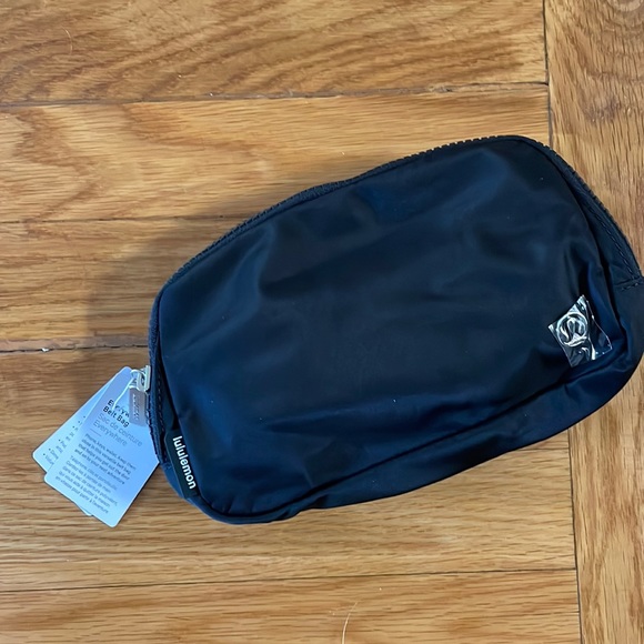Lululemon black Everywhere Belt Bag - Picture 4 of 7